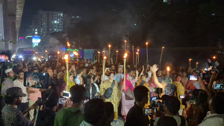 গোপালগঞ্জে এনসিপির পদযাত্রায় হামলার প্রতিবাদে ঢাকায় মশাল মিছিল