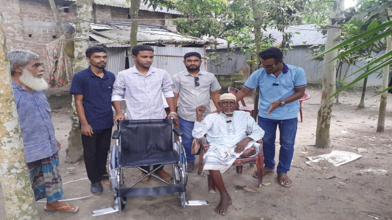 হুইলচেয়ার পেয়ে আবেগে কেঁদেলেন প্রতিবন্ধী ছবদেল ইসলাম