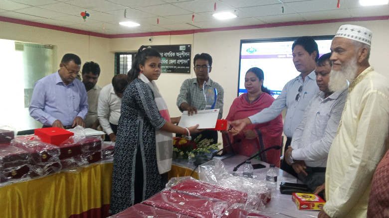 মাগুরার শ্রীপুরে কৃতি শিক্ষার্থীদের মাঝে শিক্ষা অফিসের পুরস্কার বিতরণ