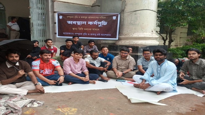 সম্পূরক বৃত্তি ও জকসুর রোডম্যাপের দাবিতে জবি  শিক্ষার্থীদের ভিসি ভবনের সামনে অবস্থান কর্মসূচি 