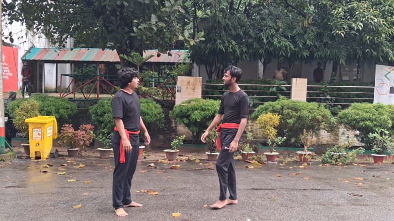 প্রশাসনের প্রতি প্রতিবাদে চবিতে শিক্ষার্থীদের ভিন্নধর্মী পথ-নাটক পরিবেশন