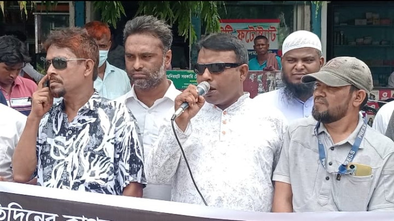 সাংবাদিক তুহিন হত্যার প্রতিবাদে লালমনিরহাটে মানববন্ধন