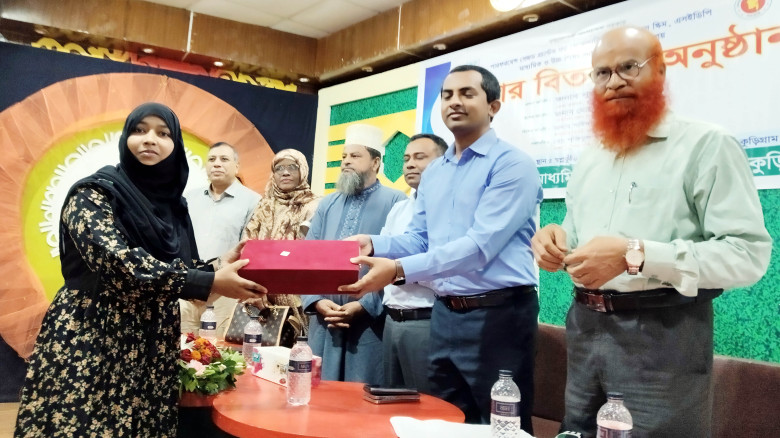কুড়িগ্রামে কৃতি শিক্ষার্থীদের মাঝে পুরস্কার বিতরণ