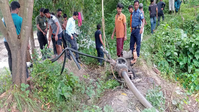 মাটি খেয়ে নিচ্ছে ড্রেজার চক্র: মুরাদনগরে অভিযান, ধ্বংস ৩শ' মেশিন