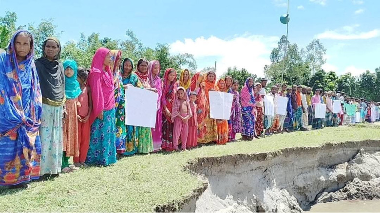 ধরলা নদীর ভাঙ্গন রোধে এলাকাবাসীর মানববন্ধন 